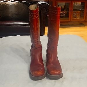 Unreal vintage (Frye?) Boots. Straight out of 1972